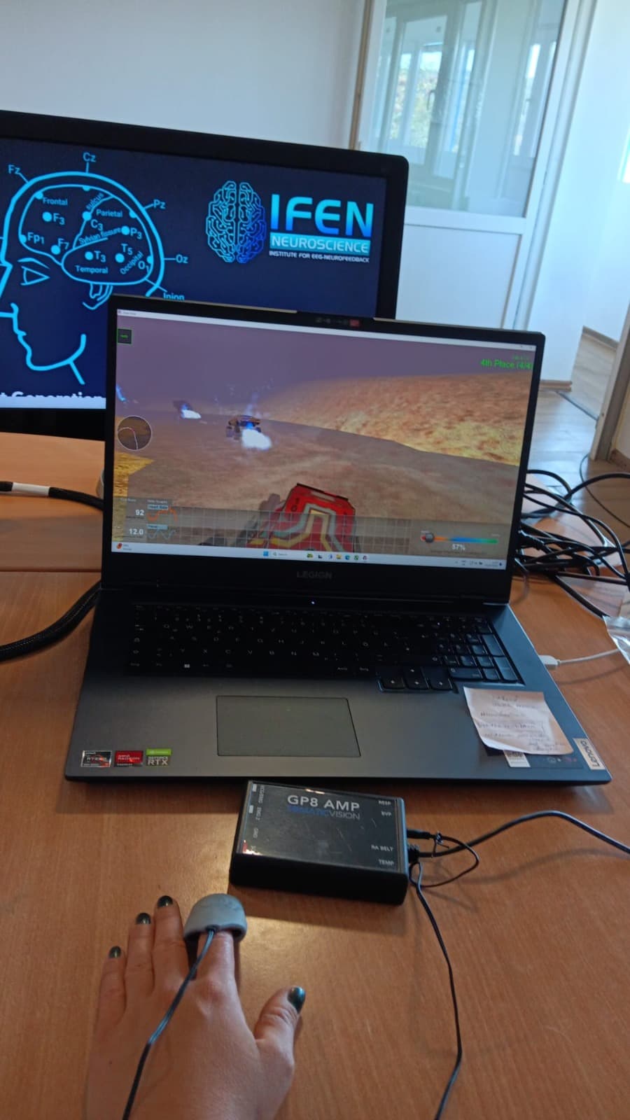 Setup profesional pentru biofeedback HRV - laptop cu joc interactiv, monitor IFEN, amplificator GP8 și senzori